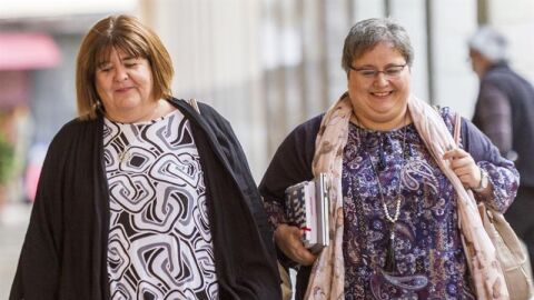 La ex presidenta del Parlamento balear, Xelo Huertas, acompa&ntilde;ada por la ex diputada de Podemos, Montse Seijas, a su llegada al Parlamento