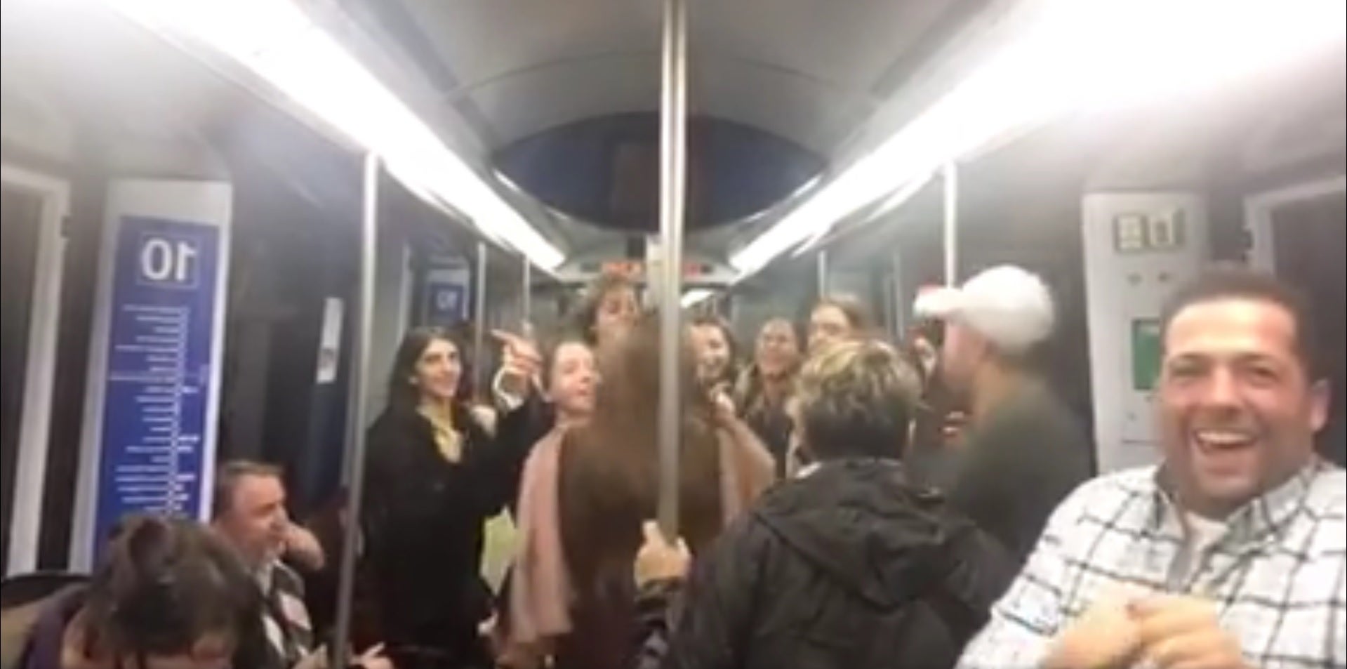 Un músico callejero levanta a todo un vagón del metro con La Bicicleta Un músico callejero levanta a todo un vagón del metro con La Bicicleta