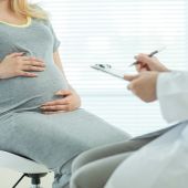 Una mujer embarazada en el médico