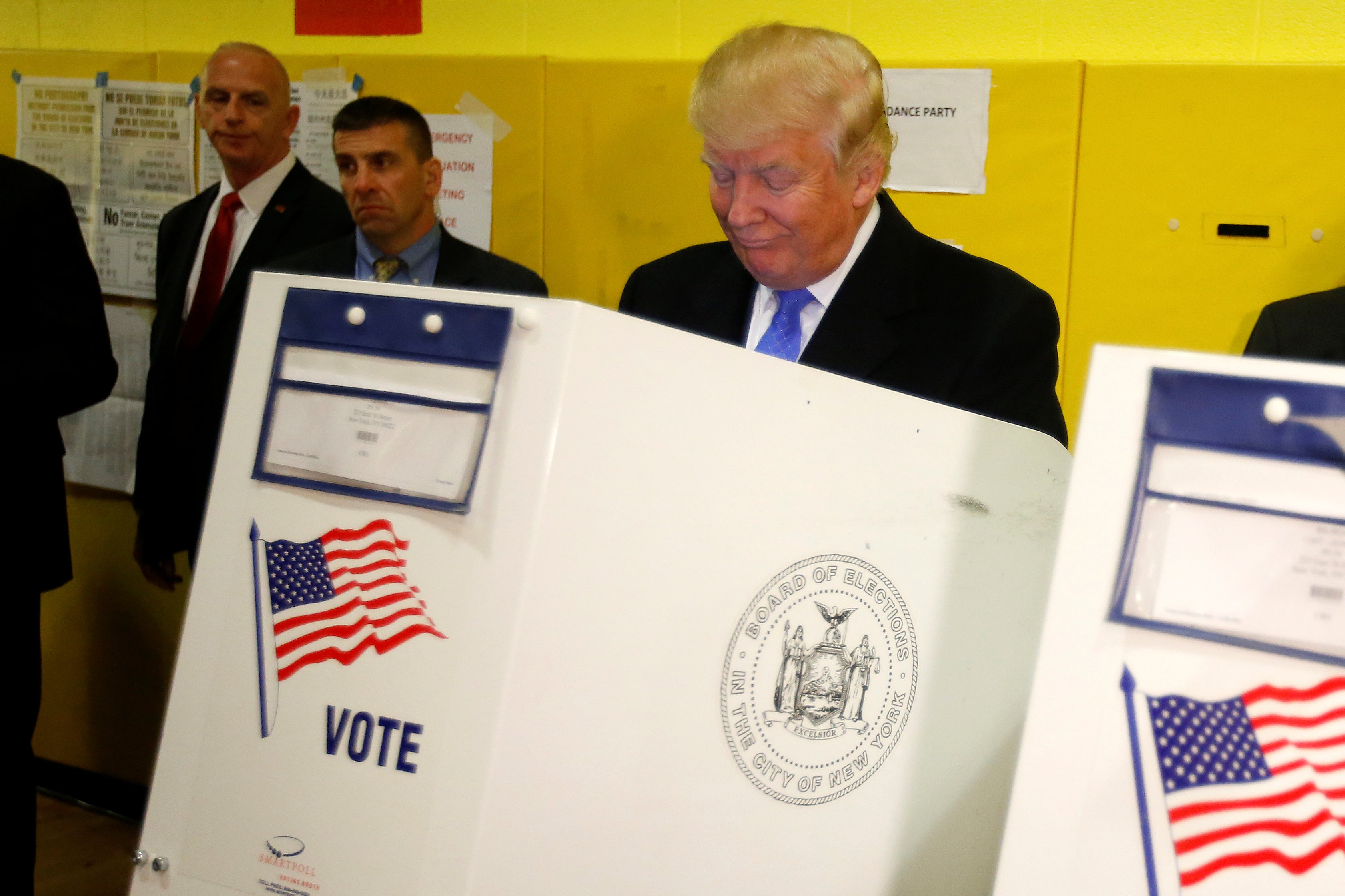Donald Trump es recibido entre abucheos a las puertas del colegio público de Manhattan donde le corresponde votar Donald Trump es recibido entre abucheos a las puertas del colegio público de Manhattan donde le corresponde votar