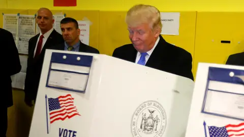 Donald Trump votando en un colegio electoral de Nueva York Donald Trump votando en un colegio electoral de Nueva York