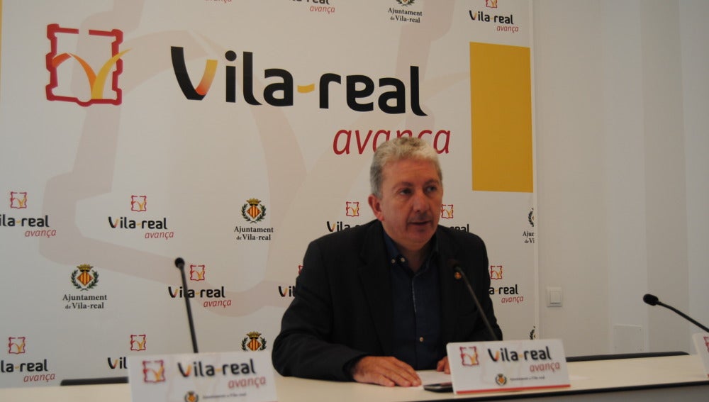 El portaveu de l'equip de govern, Javier Serralvo, anuncia les infraestructures que Vila-real reclama al nou govern de l'estat. 