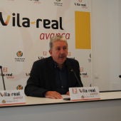 El portaveu de l'equip de govern, Javier Serralvo, anuncia les infraestructures que Vila-real reclama al nou govern de l'estat. 