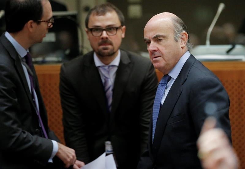 De Guindos confía en que Bruselas valore los esfuerzos y no congele los fondos para España por inclumpir el déficit De Guindos confía en que Bruselas valore los esfuerzos y no congele los fondos para España por inclumpir el déficit