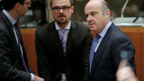 El ministro espa&ntilde;ol de Econom&iacute;a, Luis de Guindos (dcha), a su llegada a la reuni&oacute;n de los ministros europeos de Econom&iacute;a y Finanzas en Bruselas