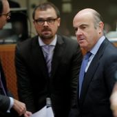 El ministro español de Economía, Luis de Guindos (dcha), a su llegada a la reunión de los ministros europeos de Economía y Finanzas en Bruselas