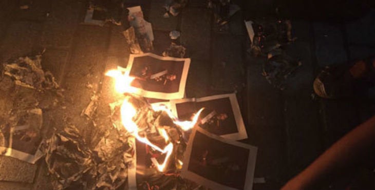 La Fiscalía pide investigar a cinco personas por quemar fotos del Rey en la Diada La Fiscalía pide investigar a cinco personas por quemar fotos del Rey en la Diada