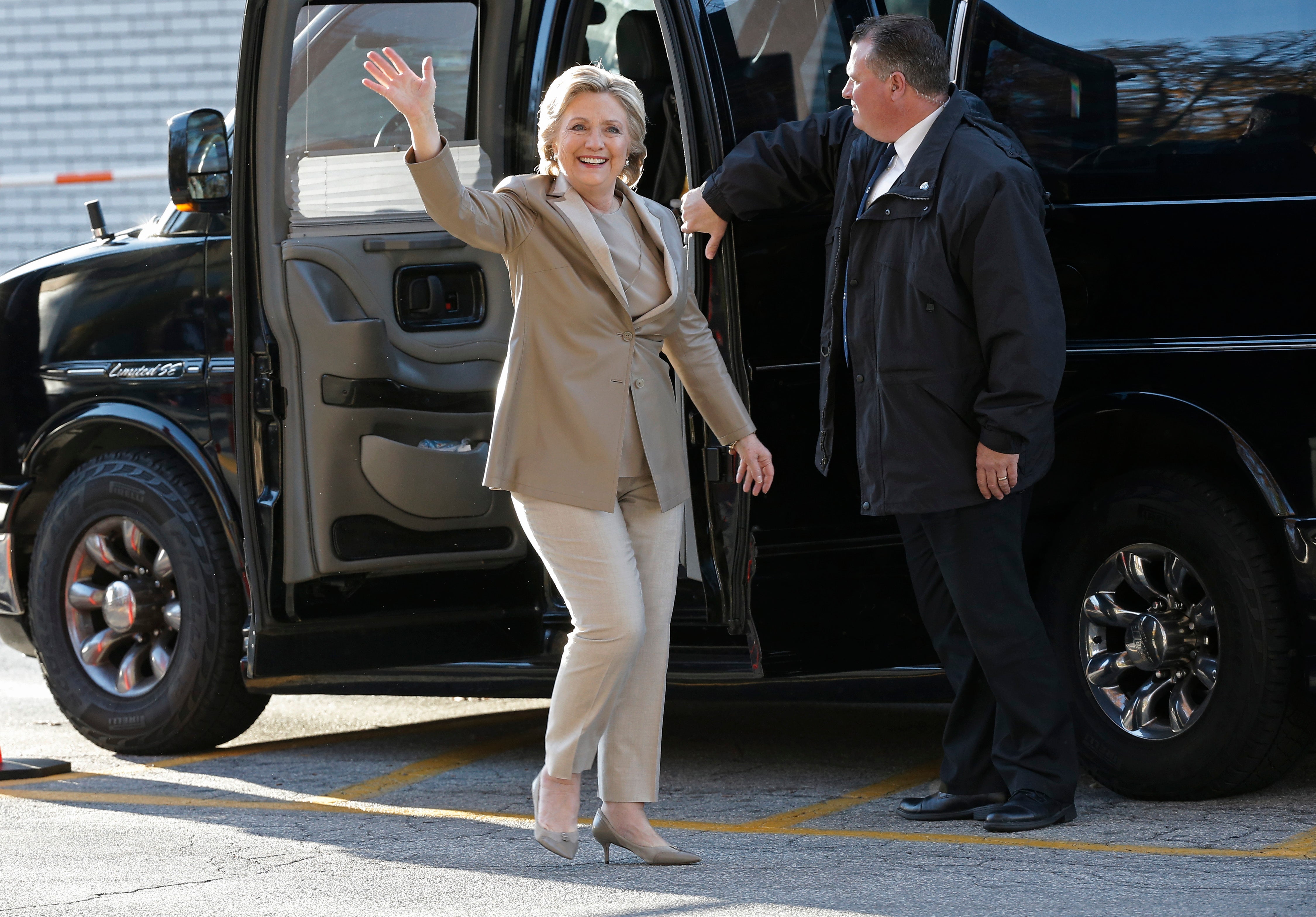 Hillary Clinton acude a votar en Nueva York y confía en su victoria electoral Hillary Clinton acude a votar en Nueva York y confía en su victoria electoral