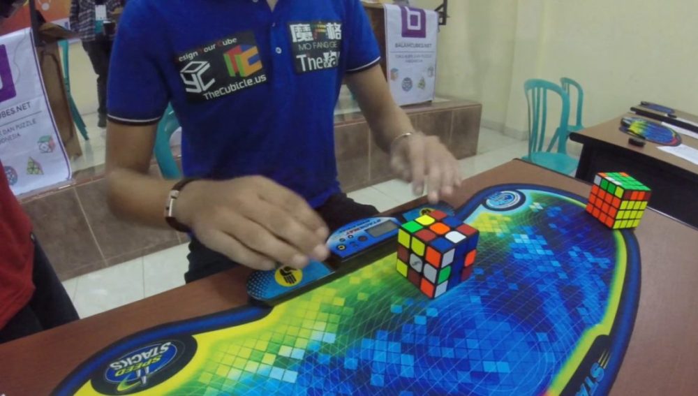El holandés Mats Valk logra acabar el cubo de Rubik en 4.74 segundos
