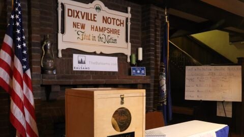 Vista de la urna de votaci&oacute;n de la peque&ntilde;a poblaci&oacute;n de Dixville Notch, New Hampshire (Estados Unidos) 