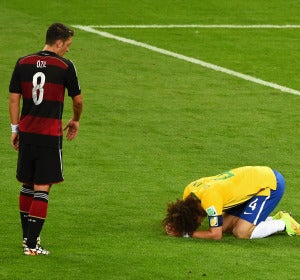 Mesut Özil, acercándose a un desconsolado David Luiz tras la eliminación de Brasil en el Mundial 2014 Mesut Özil, acercándose a un desconsolado David Luiz tras la eliminación de Brasil en el Mundial 2014