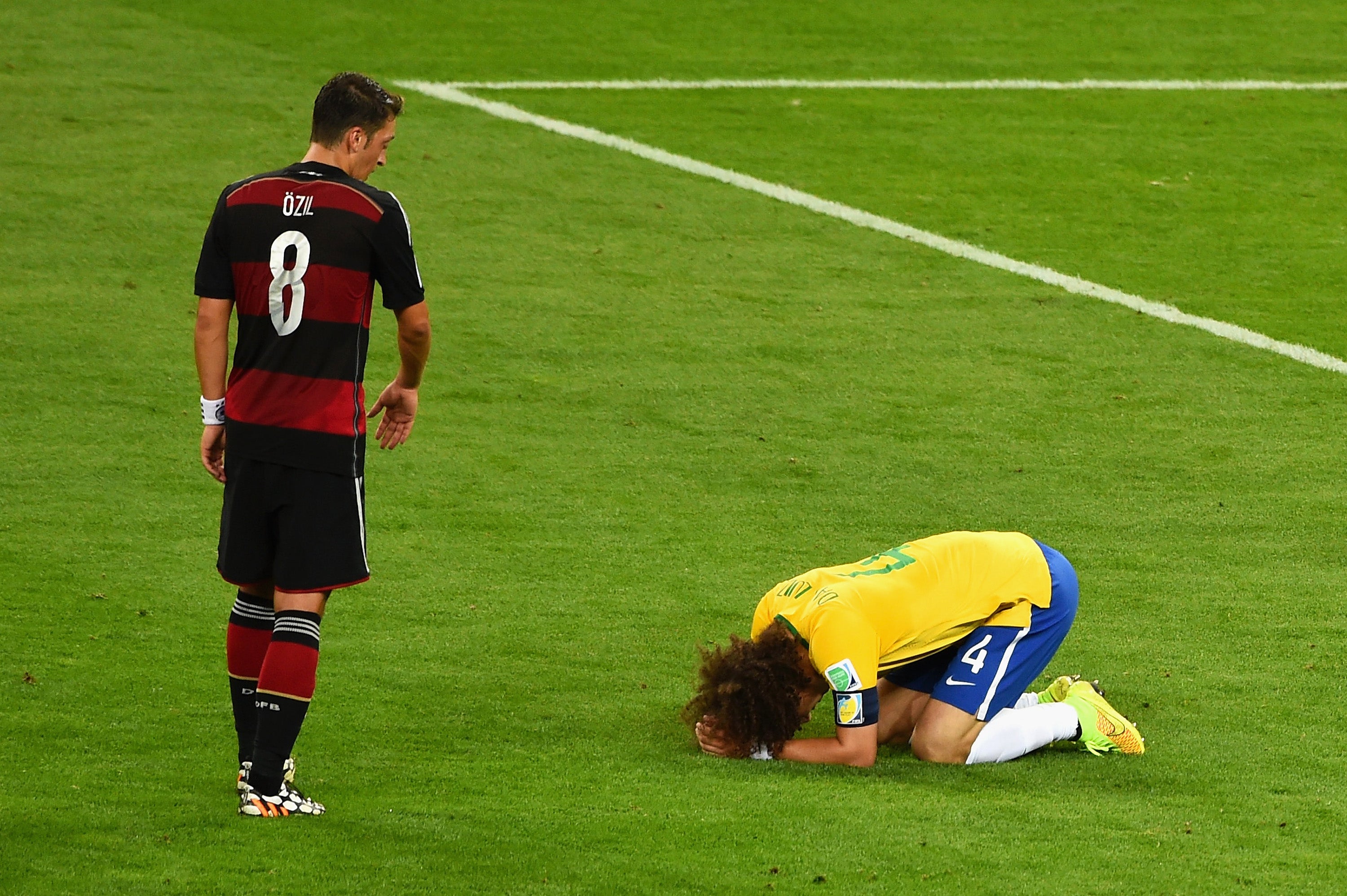 Özil a David Luiz, tras el 7-1 a Brasil del Mundial 2014: " Lo siento, tienes un gran país con gente maravillosa" Özil a David Luiz, tras el 7-1 a Brasil del Mundial 2014: " Lo siento, tienes un gran país con gente maravillosa"