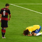 Mesut Özil, acercándose a un desconsolado David Luiz tras la eliminación de Brasil en el Mundial 2014