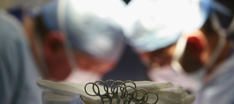 Cirujanos en un quirófano Cirujanos en un quirófano