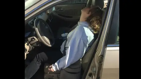 Una madre desmayada por sobredosis en un coche con su bebé detrás Una madre desmayada por sobredosis en un coche con su bebé detrás