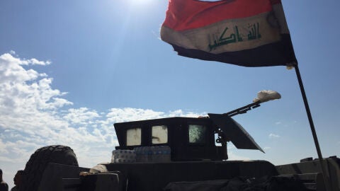 Bandera iraqu&iacute; en un veh&iacute;culo blindado en el puesto de control de Bartala, a 20 kil&oacute;metros de Karaml&iacute;s, al este de Mosul