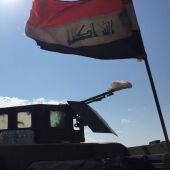 Bandera iraquí en un vehículo blindado en el puesto de control de Bartala, a 20 kilómetros de Karamlís, al este de Mosul