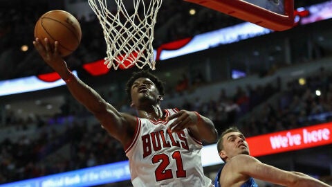 Jimmy Butler anota una canasta ante los Magic