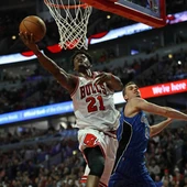 Jimmy Butler anota una canasta ante los Magic Jimmy Butler anota una canasta ante los Magic