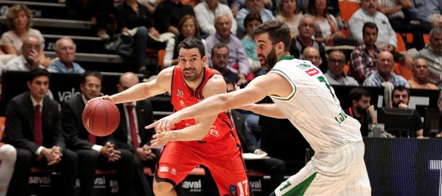 El escolta del Valencia Basket, Rafa Martínez, trata de superar al ala pivot del Union Olimpija Ljubljana, Drazen Bubnic El escolta del Valencia Basket, Rafa Martínez, trata de superar al ala pivot del Union Olimpija Ljubljana, Drazen Bubnic