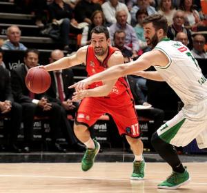 El escolta del Valencia Basket, Rafa Martínez, trata de superar al ala pivot del Union Olimpija Ljubljana, Drazen Bubnic El escolta del Valencia Basket, Rafa Martínez, trata de superar al ala pivot del Union Olimpija Ljubljana, Drazen Bubnic