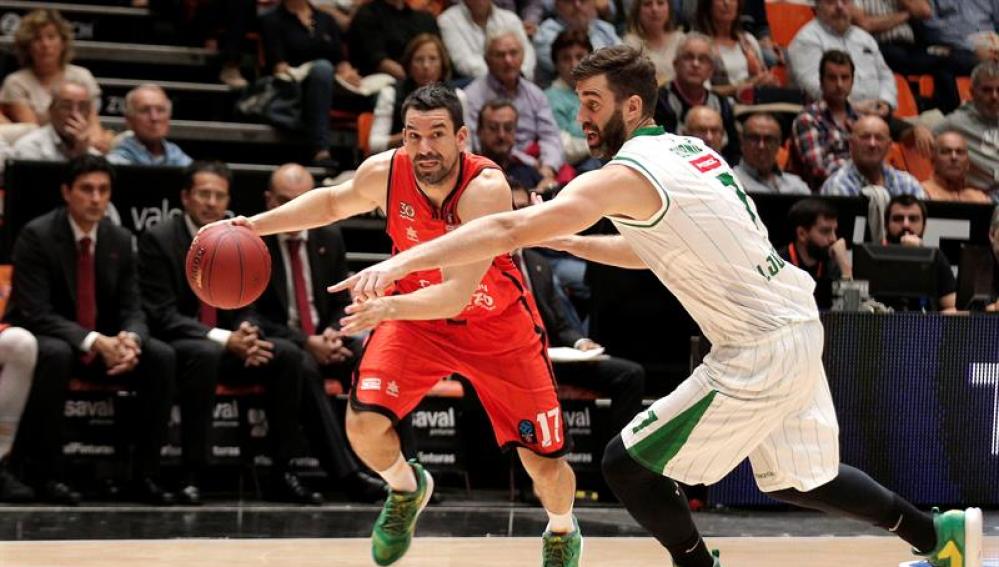 El escolta del Valencia Basket, Rafa Martínez, trata de superar al ala pivot del Union Olimpija Ljubljana, Drazen Bubnic