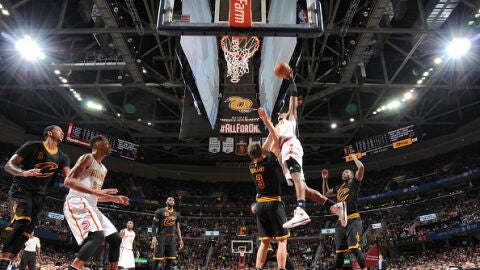 Un jugador de Atlanta encesta ante la defensa de los Cavaliers