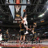 Un jugador de Atlanta encesta ante la defensa de los Cavaliers Un jugador de Atlanta encesta ante la defensa de los Cavaliers