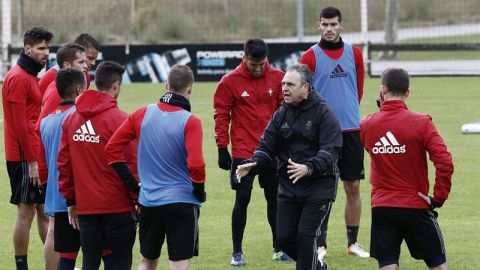 Joaqu&iacute;n Caparr&oacute;s dirige un entrenamiento en Tajonar.