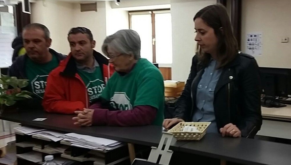 Miembros de la PAH de Elche y la edil Esther Díez registrando la moción