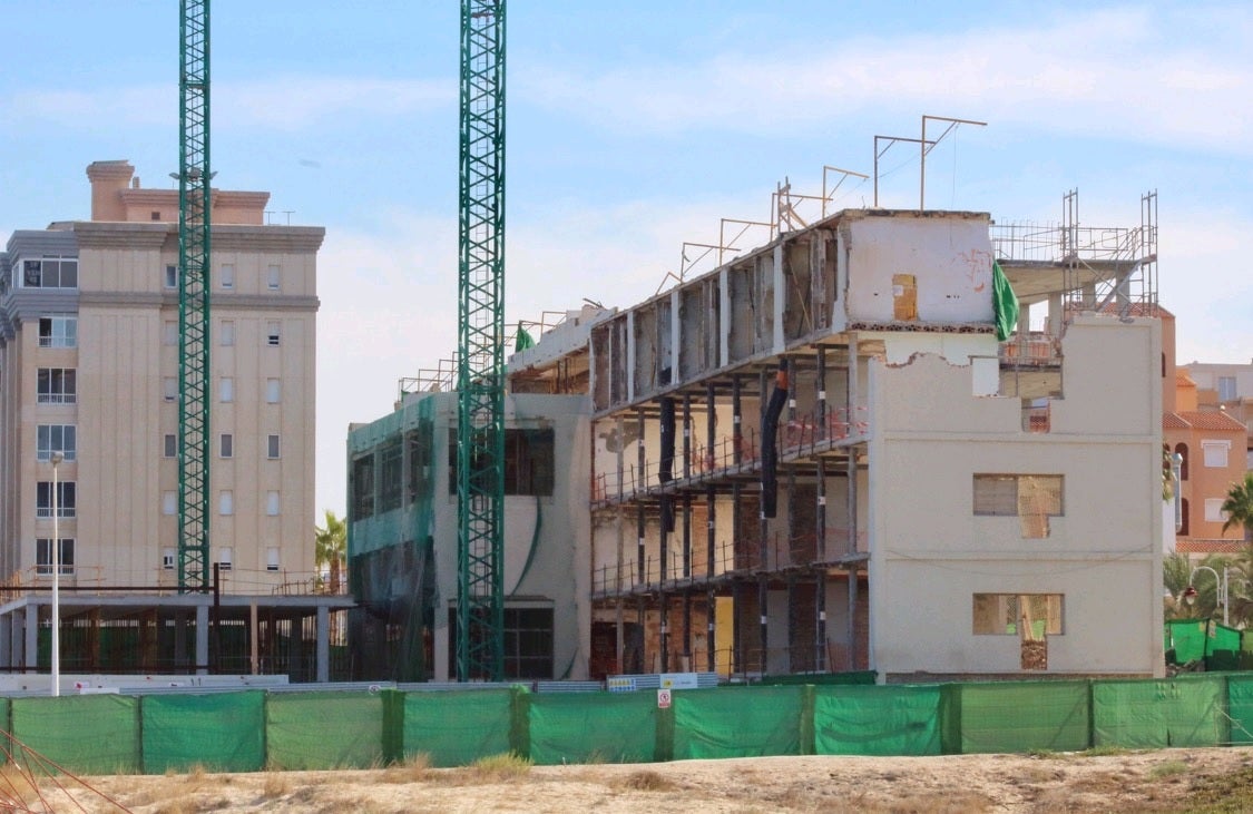 Los propietarios del Hotel de Arenales del Sol ultiman pedir a Costas el inicio del expediente de rescate de la concesión para rehabilitar el edificio Los propietarios del Hotel de Arenales del Sol ultiman pedir a Costas el inicio del expediente de rescate de la concesión para rehabilitar el edificio