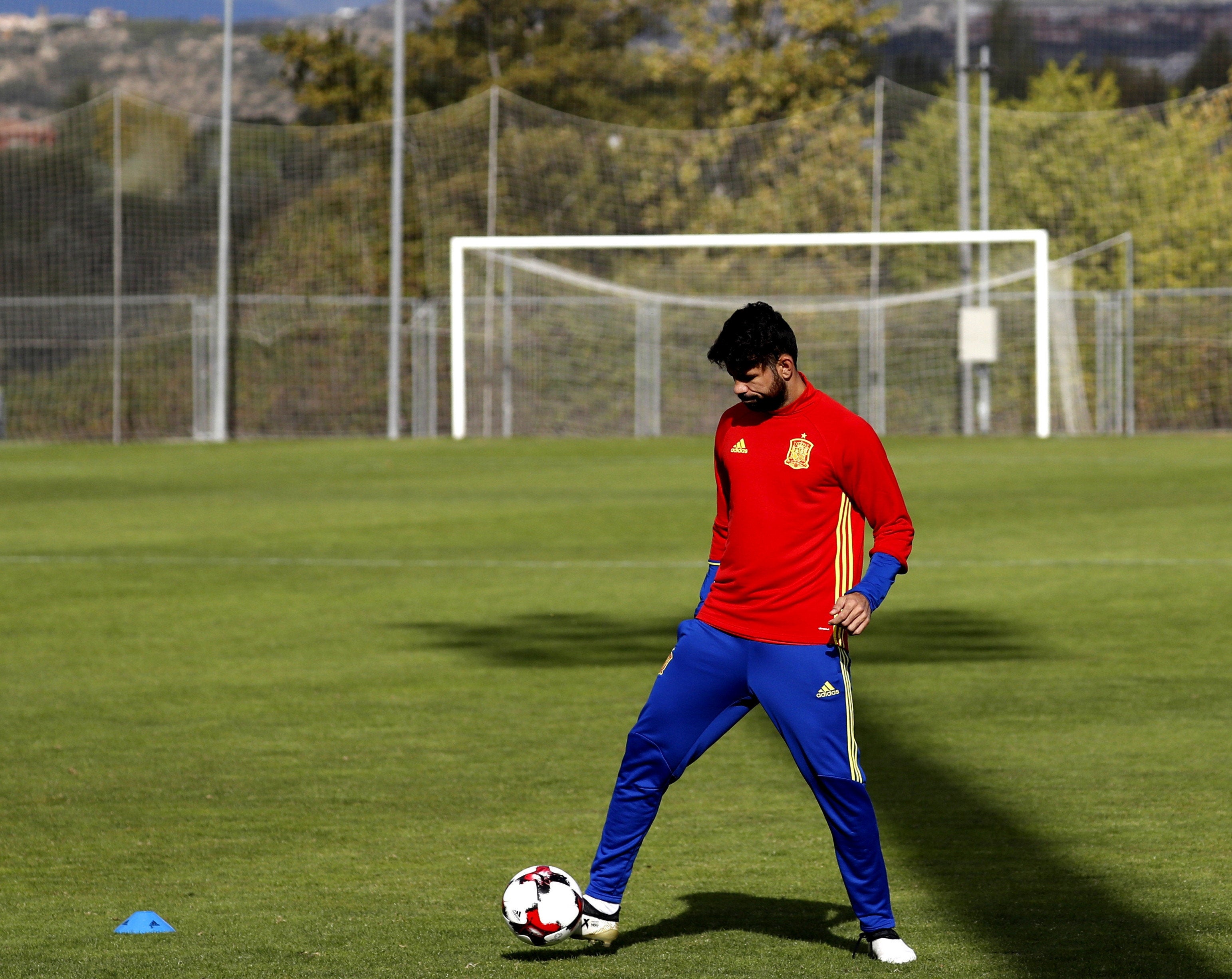 Diego Costa se entrena en solitario y es seria duda para medirse a Macedonia Diego Costa se entrena en solitario y es seria duda para medirse a Macedonia