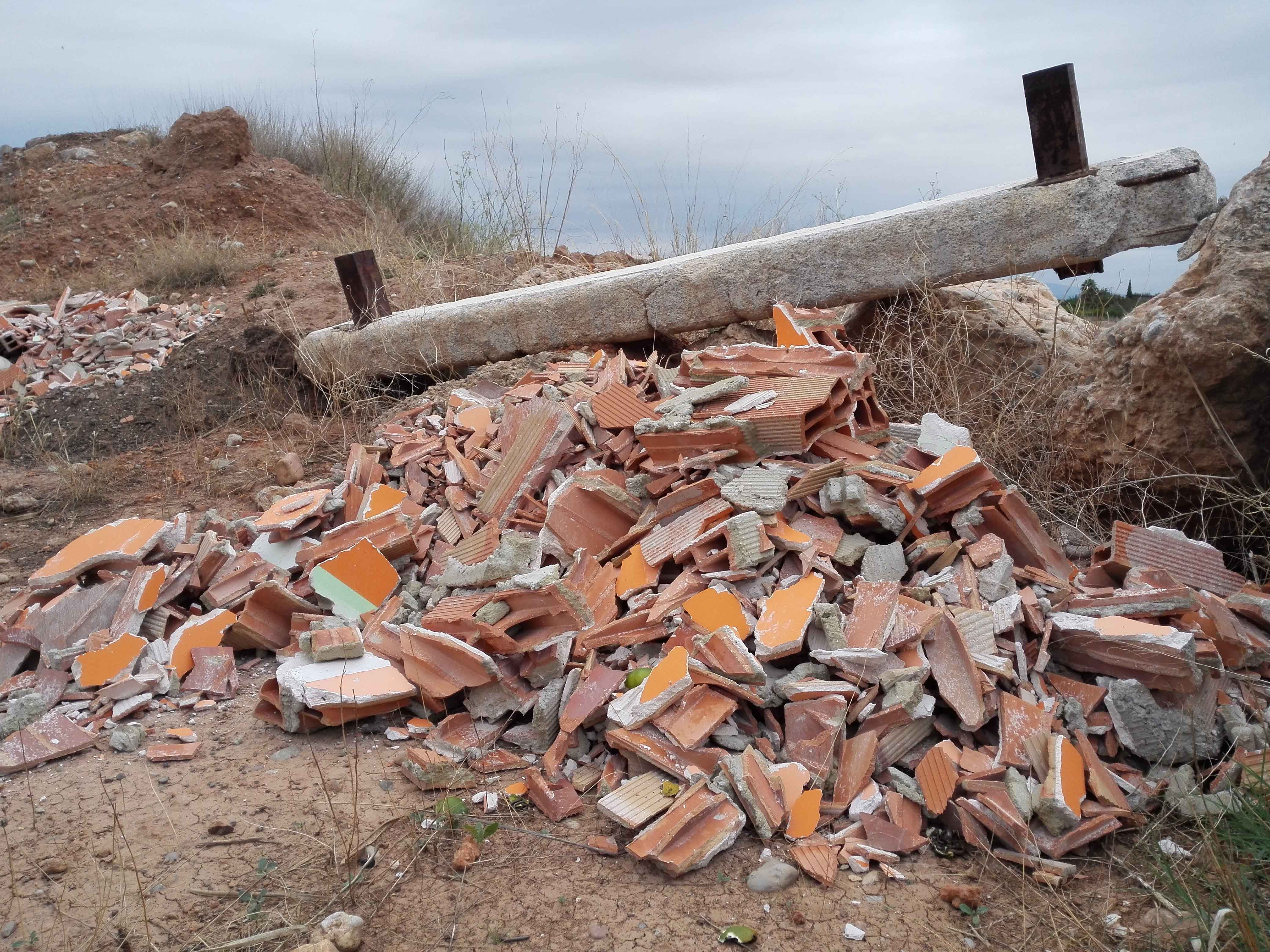 Hallan un vertido ilegal en el Paisaje Protegido de la Desembocadura del Mijares con información personal Hallan un vertido ilegal en el Paisaje Protegido de la Desembocadura del Mijares con información personal