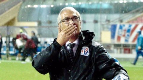 Gregorio Manzano, dirigiendo un encuentro del Shangai Shenhua.