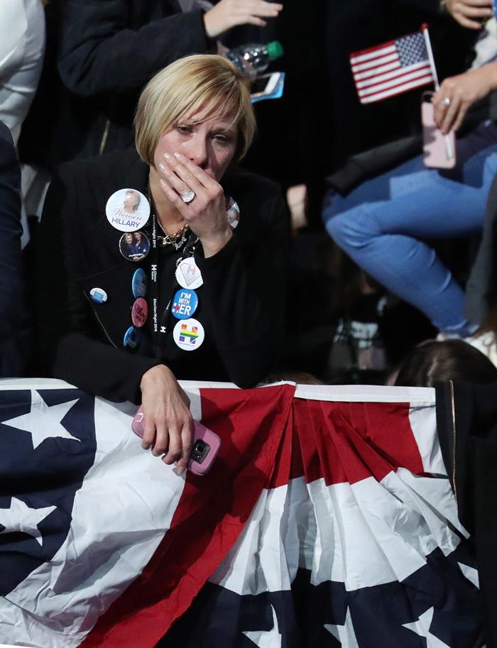 Clinton no comparecerá y su campaña afirma que se pronunciará durante la jornada del lunes Clinton no comparecerá y su campaña afirma que se pronunciará durante la jornada del lunes