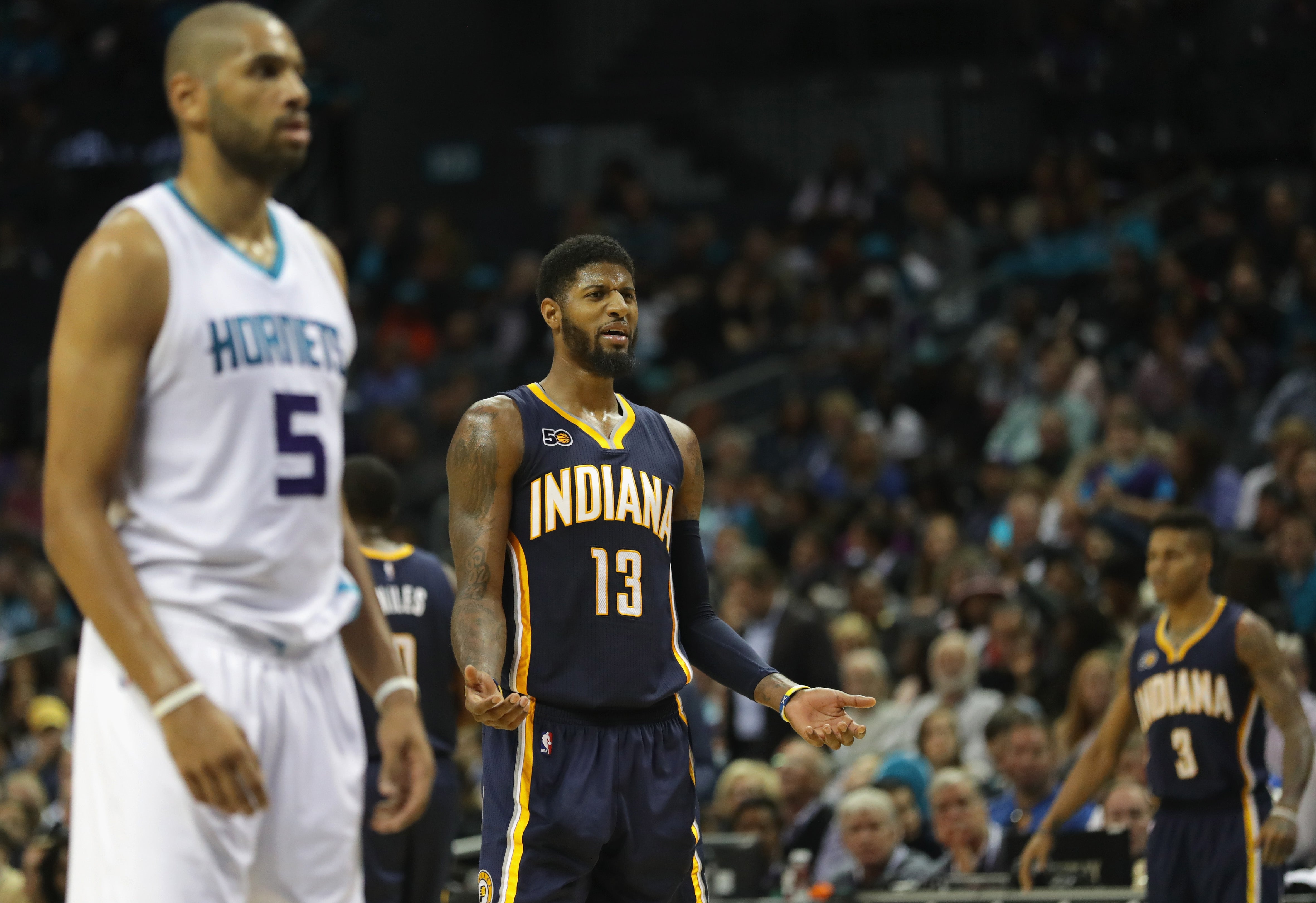 Paul George, multado con 15.000 dólares por patear un balón que golpeó a una aficionada Paul George, multado con 15.000 dólares por patear un balón que golpeó a una aficionada