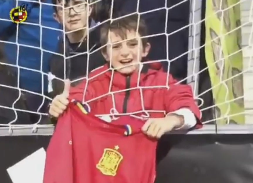 Morata hace realidad el sueño de un niño y le regala su camiseta en Las Rozas Morata hace realidad el sueño de un niño y le regala su camiseta en Las Rozas