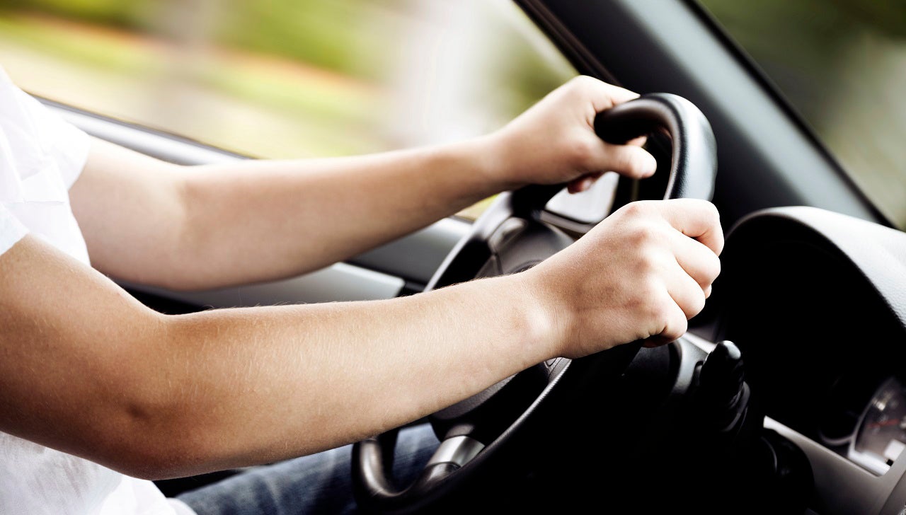 Pillan al volante de un coche en Lugo a un joven de 19 años sin carnet de conducir y con su padre al lado Pillan al volante de un coche en Lugo a un joven de 19 años sin carnet de conducir y con su padre al lado