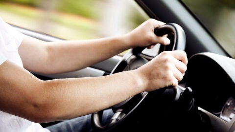 Conductor con las manos al volante