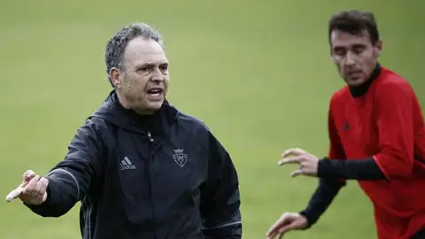 Joaquín Caparrós, dirigiendo en Tajonar. Joaquín Caparrós, dirigiendo en Tajonar.