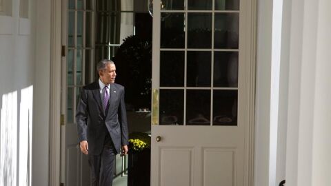 Obama dirigi&eacute;ndose al Despacho Oval en la Casa Blanca