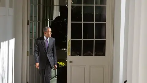 Obama dirigiéndose al Despacho Oval en la Casa Blanca Obama dirigiéndose al Despacho Oval en la Casa Blanca