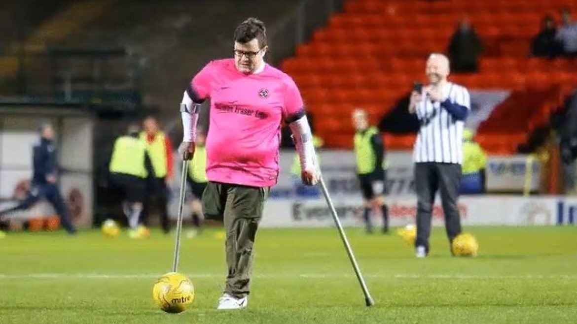 Un hombre con una sola pierna bate a un portero en ocho segundos Un hombre con una sola pierna bate a un portero en ocho segundos