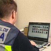 Un agente de la Policía investiga un fichero de pedófilos