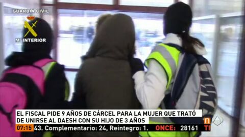 Frame 23.386128 de: Juzgan a una marroqu&iacute; que quiso viajar a Siria con su hijo de 3 a&ntilde;os