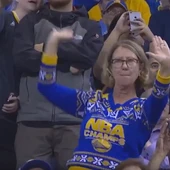 La 'mujer bailadora', la aficionada con más ritmo de los Warriors La 'mujer bailadora', la aficionada con más ritmo de los Warriors