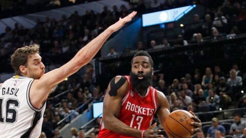 James Harden, en acci&oacute;n a Pau Gasol