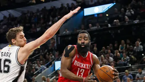 James Harden, en acción a Pau Gasol James Harden, en acción a Pau Gasol