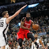 James Harden, en acción a Pau Gasol James Harden, en acción a Pau Gasol