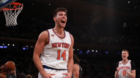Willy Hernang&oacute;mez celebra una canasta ante los Nets